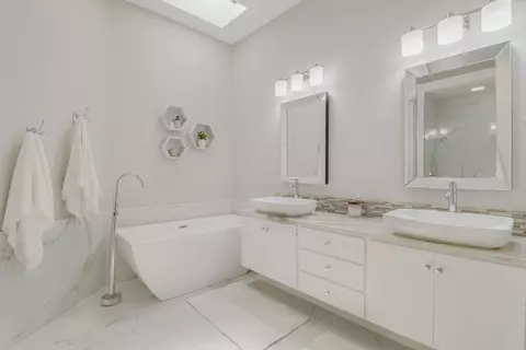 Bath - 167 E Hampton Way, Jupiter, FL 33458 photo 1 of 4