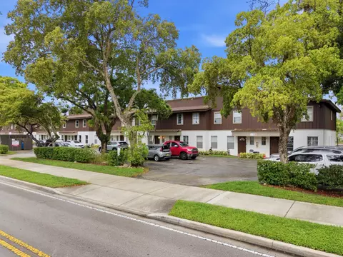 3920 Woodside Dr #11, Coral Springs, FL 33065