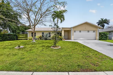 1262 Essex Dr, Wellington, FL 33414