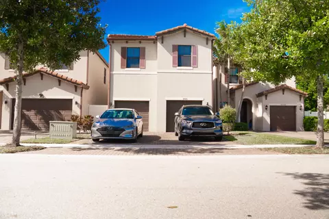 6026 Pine Tree Way #6026, Riviera Beach, FL 33410