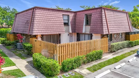 7496 E Courtyard Run E #35, Boca Raton, FL 33433