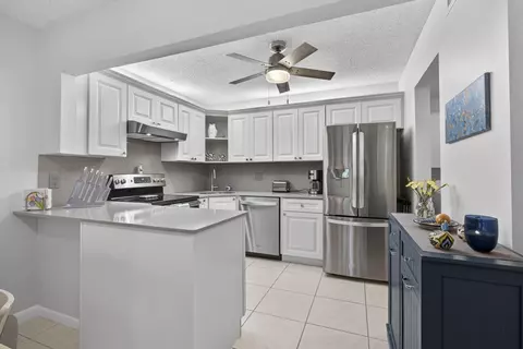 301 Pine Ridge Cir #B-2, Greenacres, FL 33463