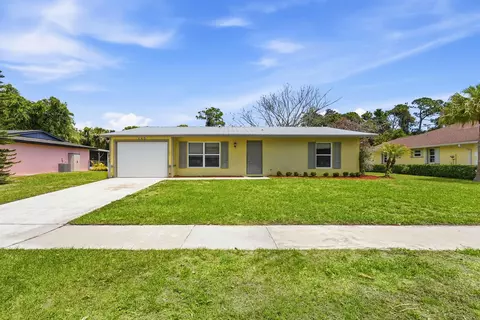 445 NE Armory Cir, Port Saint Lucie, FL 34983