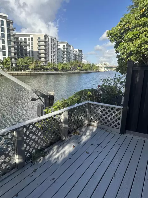 1000 NW N River Dr #16, Miami, FL 33136