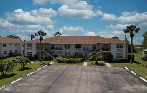 1217 S Lakes End Dr #1, Fort Pierce, FL 34982
