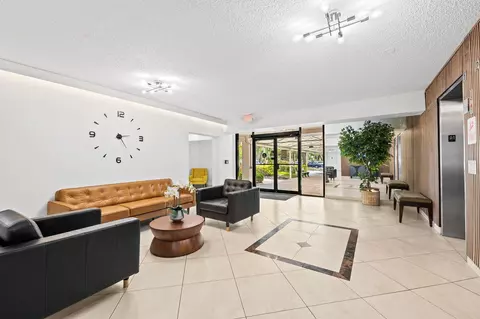 3960 Oaks Clubhouse Dr #304, Pompano Beach, FL 33069