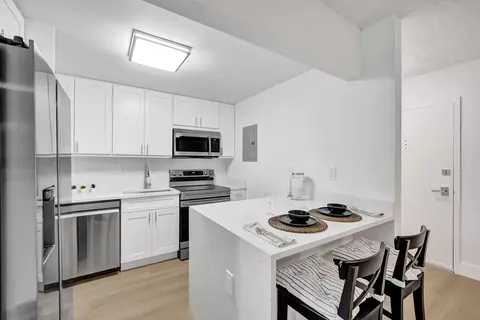 7300 NW 17th St #305, Plantation, FL 33313
