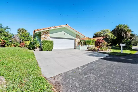 301 Jacaranda Dr, Plantation, FL 33324
