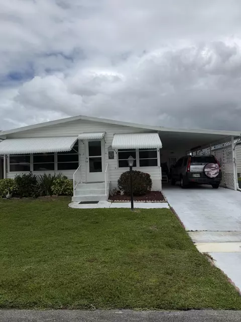 8204 W Bitterbush Ln, Port Saint Lucie, FL 34952