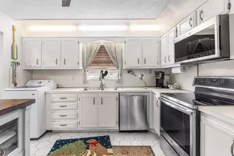 852 Salem Ln, Lake Worth, FL 33467