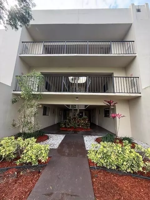 5220 Las Verdes Cir #108, Delray Beach, FL 33484