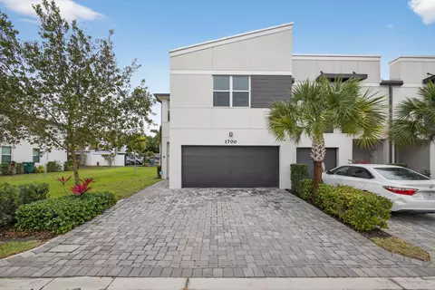 1700 Lindley St, Mangonia Park, FL 33407