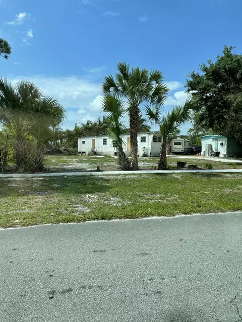 5226 Mobilaire Dr, West Palm Beach, FL 33417