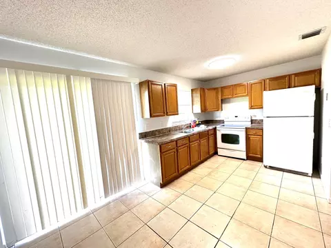 Kitchen - 3365 SE Garden St #3365, Stuart, FL 34997 photo 4 of 4