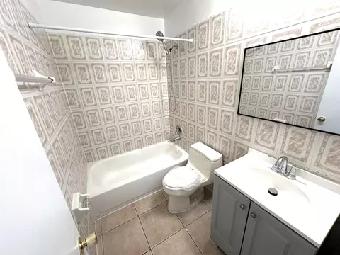 Bath - 3365 SE Garden St #3365, Stuart, FL 34997 photo 2 of 3