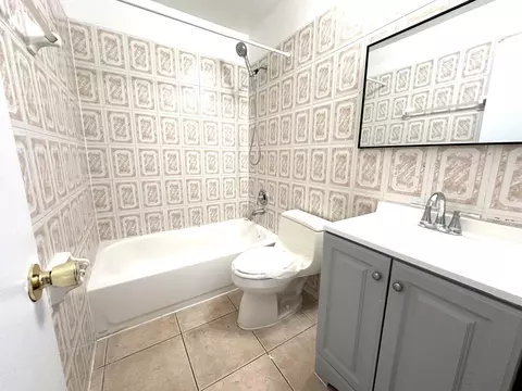 Bath - 3365 SE Garden St #3365, Stuart, FL 34997 photo 3 of 3