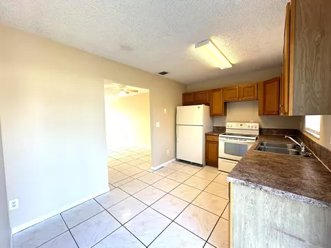 Kitchen - 3365 SE Garden St #3365, Stuart, FL 34997 photo 2 of 3