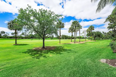 136 Coral Cay Dr, Palm Beach Gardens, FL 33418
