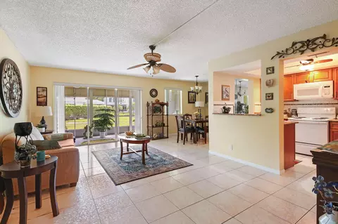 3186 Via Poinciana #110, Greenacres, FL 33467