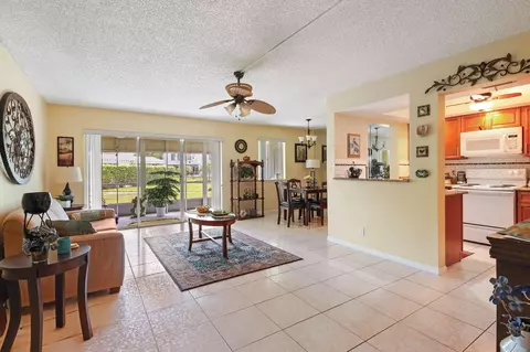 3186 Via Poinciana #110, Greenacres, FL 33467