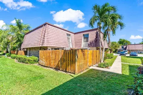 7529 E Courtyard Run E, Boca Raton, FL 33433