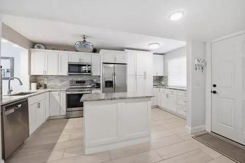 3138 Via Poinciana #306, Lake Worth, FL 33467