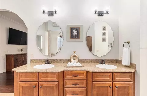 Bath - 2901 SE 28th Ln, Ocala, FL 34471 photo 2 of 7
