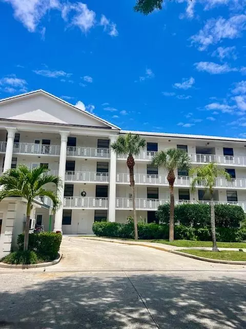 3635 Whitehall Dr #305, West Palm Beach, FL 33401
