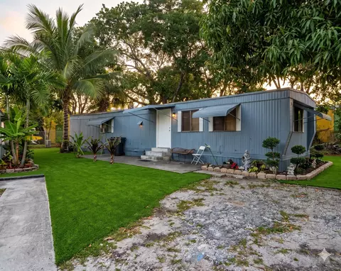 3 Ferne Ln, Greenacres, FL 33467
