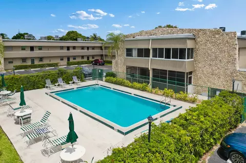 126 Sparrow Dr #10B, Royal Palm Beach, FL 33411