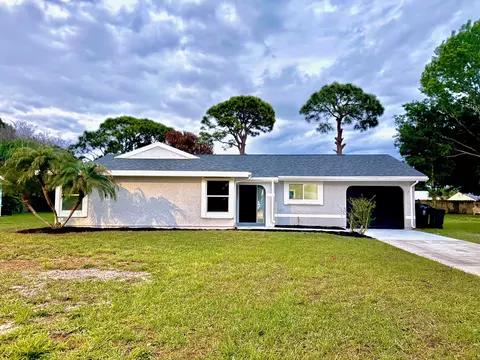 1343 SE Vestridge Ln, Port Saint Lucie, FL 34952