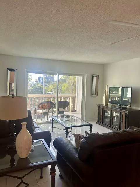 410 SE 2nd St, Hallandale Beach, FL 33009