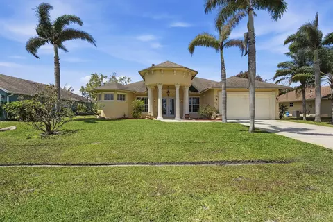 2199 SE Heathwood Cir, Port Saint Lucie, FL 34952