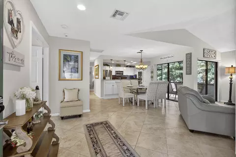 23 Lexington Ln W #B, Palm Beach Gardens, FL 33418