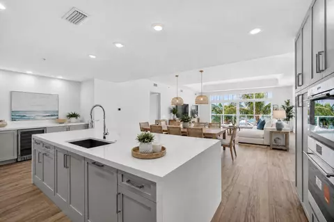 176 Lake Dr #1-302, Palm Beach Shores, FL 33404