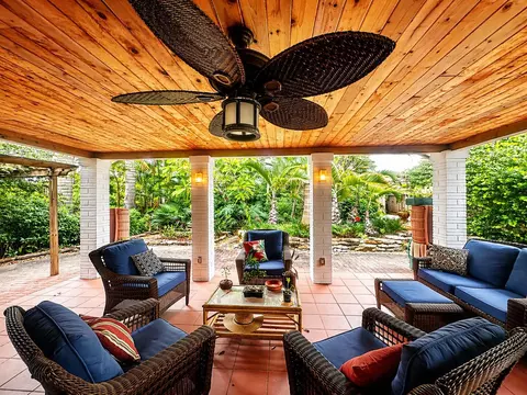 137 Auburn Dr, Lake Worth Beach, FL 33460