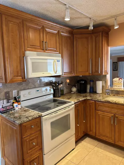 60 Pelican Pointe Dr #1020, Delray Beach, FL 33483