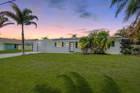 417 SE Verada Ave, Port Saint Lucie, FL 34983