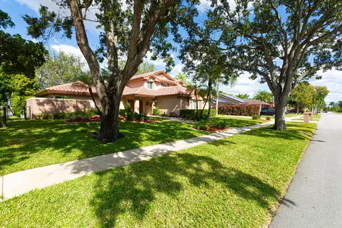 19921 NW 4th St, Pembroke Pines, FL 33029