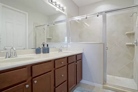 Bath - 638 SW Glen Crest Way, Stuart, FL 34997 photo 2 of 4