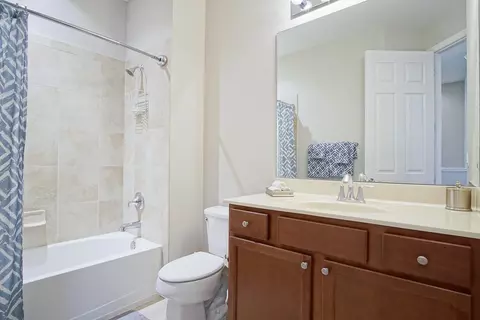 Bath - 638 SW Glen Crest Way, Stuart, FL 34997 photo 4 of 4