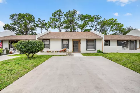 6105 Fairfield Cir, Greenacres, FL 33463