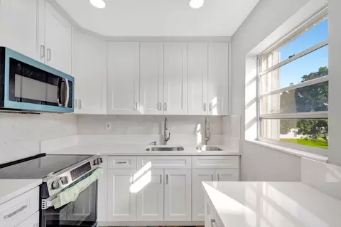 121 Bedford E, West Palm Beach, FL 33417