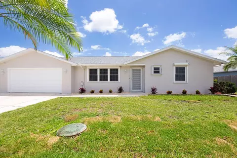 2592 SE Grand Dr, Port Saint Lucie, FL 34952