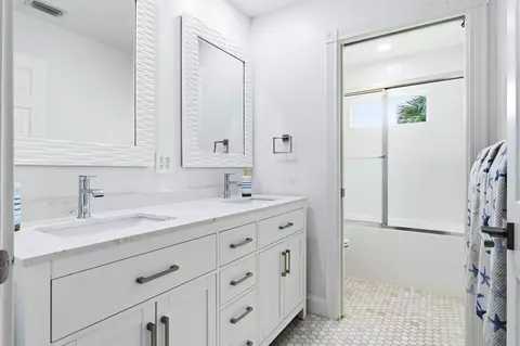 Bath - 573 Cocoplum Dr E, Jupiter, FL 33458 photo 4 of 4