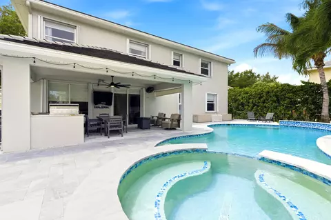 Exterior - 573 Cocoplum Dr E, Jupiter, FL 33458 photo 4 of 7