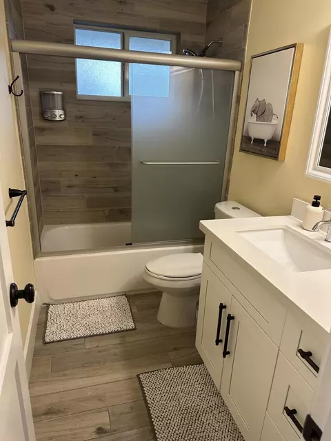 Bath - 5111 NE 27th Ter NE, Lighthouse Point, FL 33064 photo 1 of 2