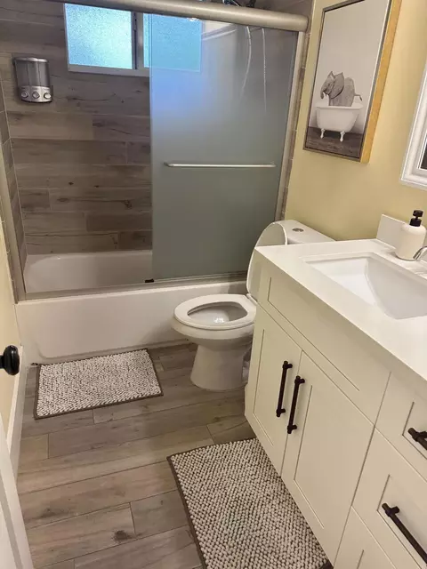 Bath - 5111 NE 27th Ter NE, Lighthouse Point, FL 33064 photo 2 of 2