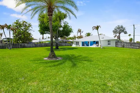 Exterior - 5064 SE Horseshoe Point Rd, Stuart, FL 34997 photo 6 of 12