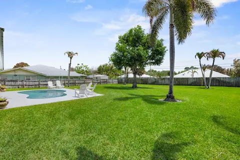 Exterior - 5064 SE Horseshoe Point Rd, Stuart, FL 34997 photo 7 of 12